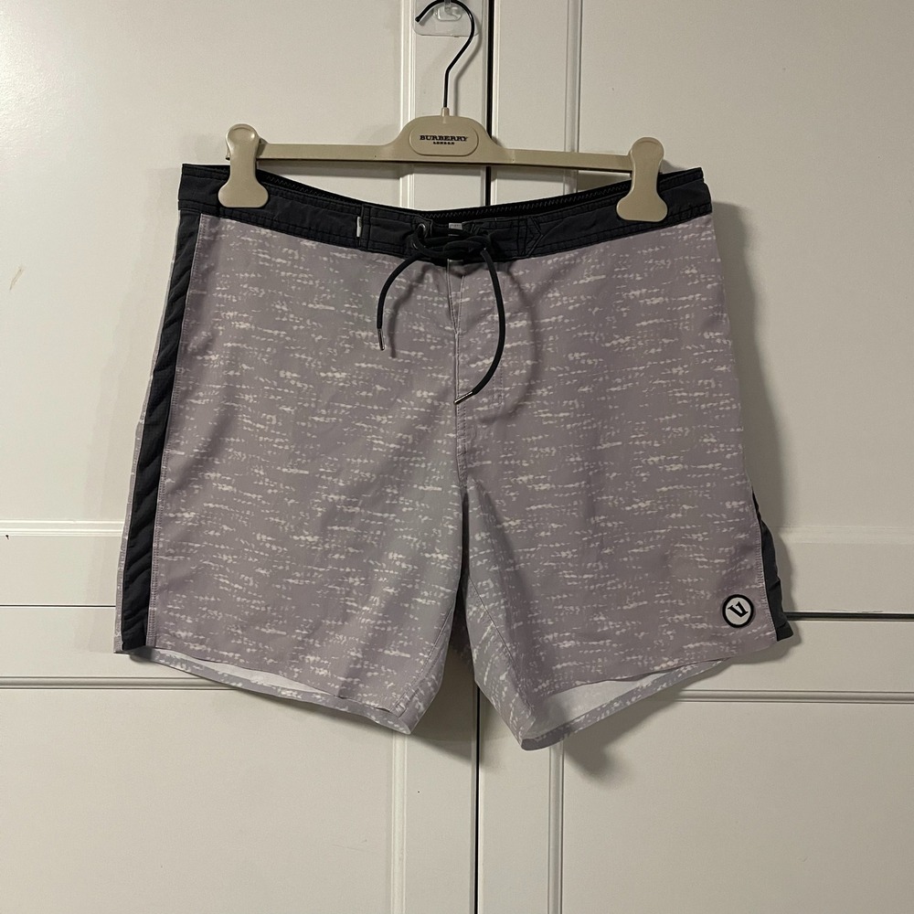 Vuori Mens Board Shorts Grey White Swim Trunks Size 34 7 Inch Inseam